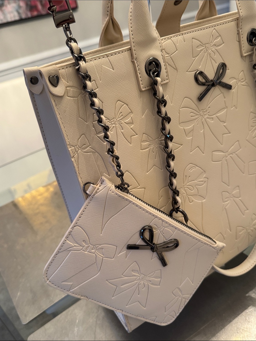 Betsey Johnson XOKiara2 Embossed Bow Creme Tote W/ Wristlet-NWOT - Picture 10 of 15